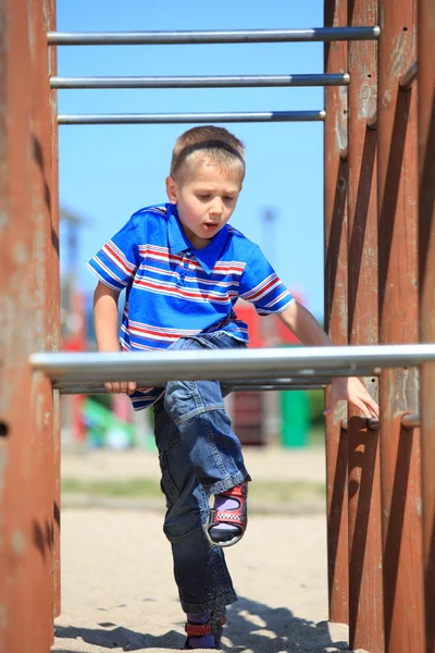 Dětské hřiště, kluk v akci hraje — Stock fotografie