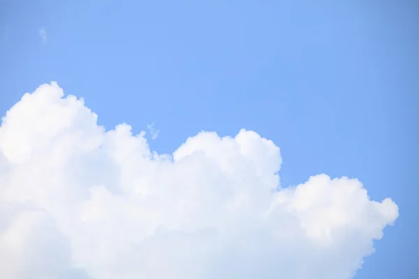 Witte wolken in een blauwe lucht — Stockfoto