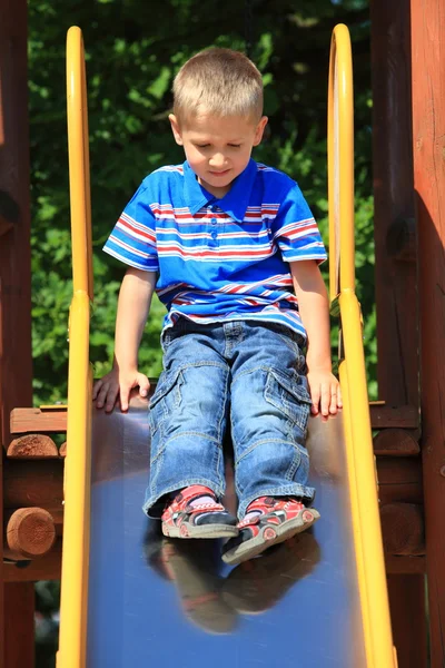 Criança no parque infantil, criança em ação brincando — Fotografia de Stock