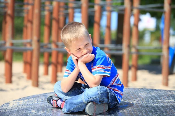Niño reflexivo o niño en el patio de recreo — Foto de Stock