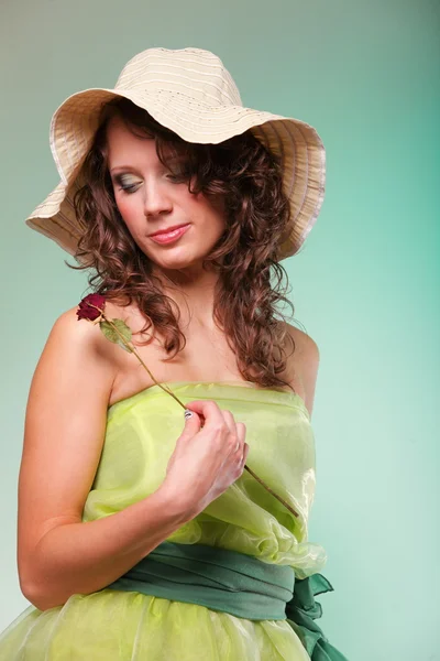 Schönen Frühling Frauenporträt. Grünes Konzept — Stockfoto