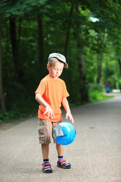 男孩玩球在公园户外 — 图库照片