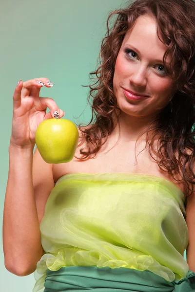 Hermosa mujer de primavera con manzana. Concepto verde — Foto de Stock