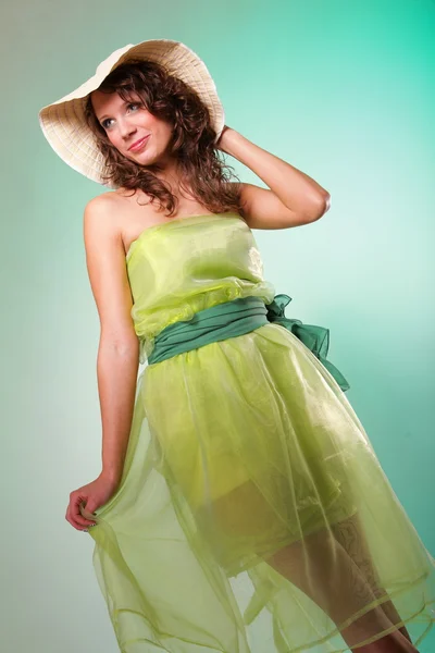 सुंदर स्प्रिंग महिला पोर्ट्रेट. हिरव्या संकल्पना — स्टॉक फोटो, इमेज