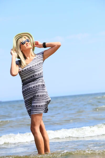 Volwassen vrouw op strand zomer vakantie — Stockfoto