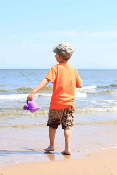 Garçon jouant des jouets sur la plage — Photo