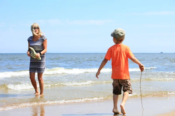 Happy mother and son playing on beach — Stock Photo, Image