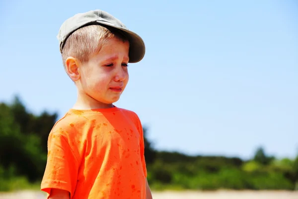 Petit garçon pleurer en plein air — Photo