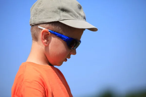 Kid with sunglasses and cap outdoor — Stock Photo, Image