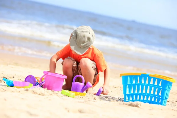 Chłopiec grający zabawki na plażę — Zdjęcie stockowe