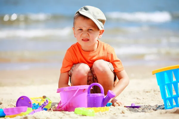 Menino jogando brinquedos na praia — Fotografia de Stock