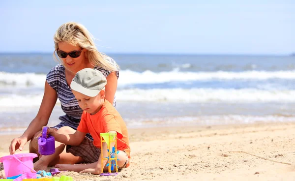 Son and mother playing toys on beach — Stock Photo, Image