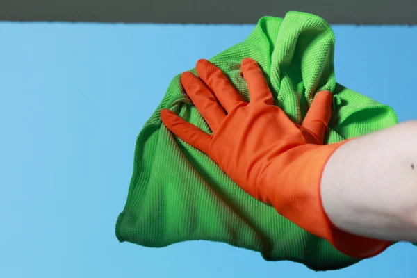 Gehandschoende hand venster met doek schoonmaken — Stockfoto