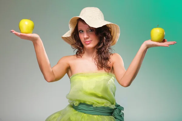 Schöne Frühlingsfrau mit Apfel. Grünes Konzept — Stockfoto