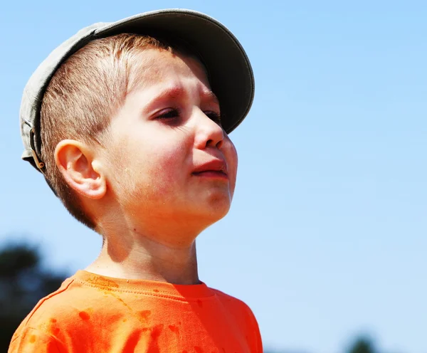 Liten pojke gråter utomhus — Stockfoto