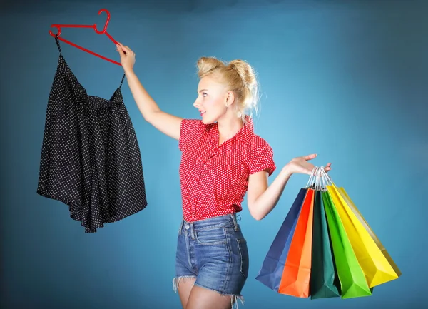 Ragazza con borse della spesa stile retrò — Foto Stock