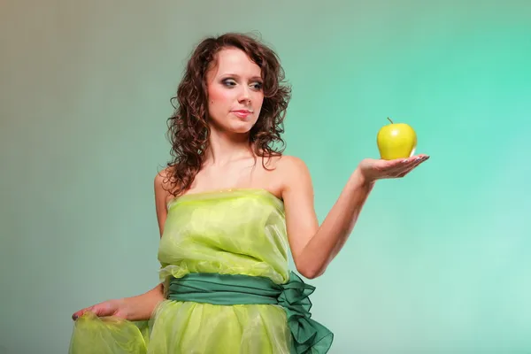 Vacker vår kvinna med apple. gröna koncept — Stockfoto