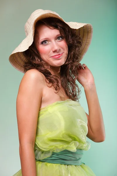 Krásný jarní žena portrét. zelený koncept — Stock fotografie