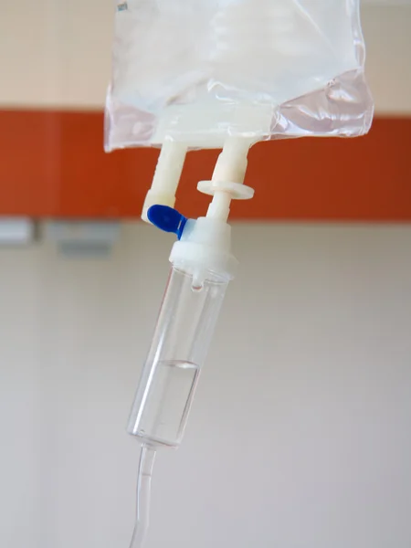 Infusionsflaska med IV lösning på sjukhus — Stockfoto