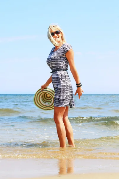 Mogen kvinna på stranden sommarsemester — Stockfoto