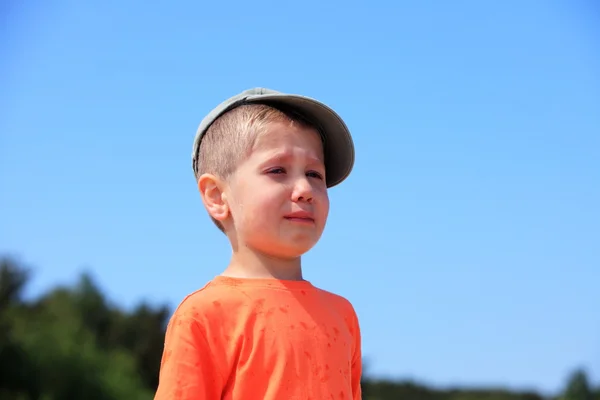 Маленький хлопчик плаче надворі — стокове фото