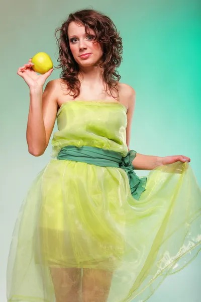 Schöne Frühlingsfrau mit Apfel. Grünes Konzept — Stockfoto