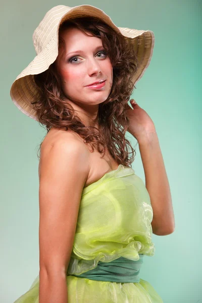 Prachtige lente vrouw portret. groene concept — Stockfoto