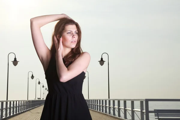 Attraente giovane donna sul molo — Foto Stock