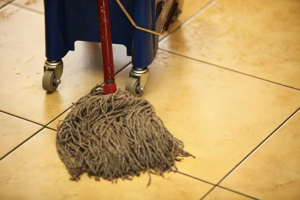 Limpiando el suelo con una fregona —  Fotos de Stock