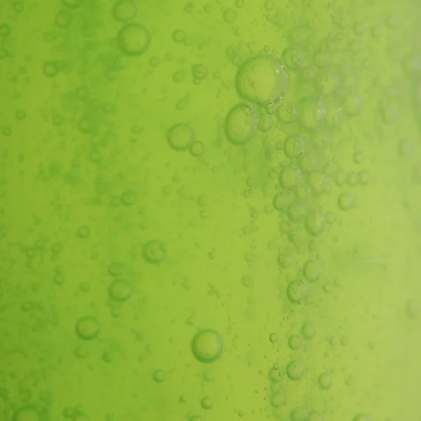 Bolle di sapone verde fondo liquido — Foto Stock