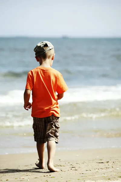 Niño en la playa con el mar en el fondo —  Fotos de Stock