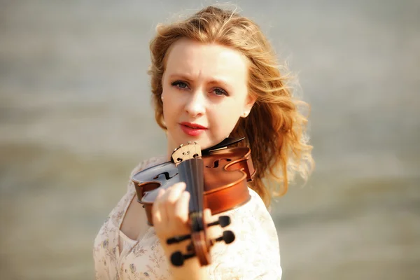 Portrét blondýnka s venkovní housle — Stock fotografie