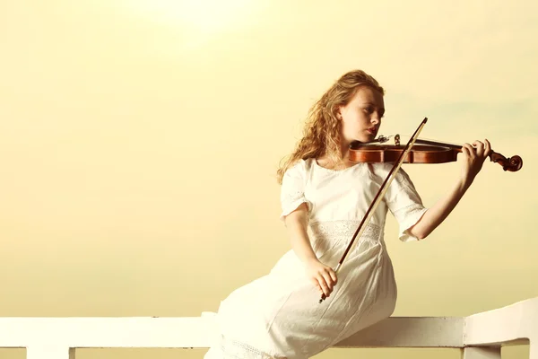 A menina loira com um violino ao ar livre — Fotografia de Stock