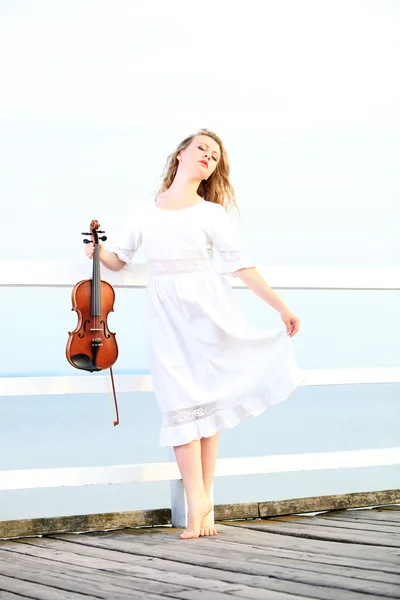 A menina loira com um violino ao ar livre — Fotografia de Stock