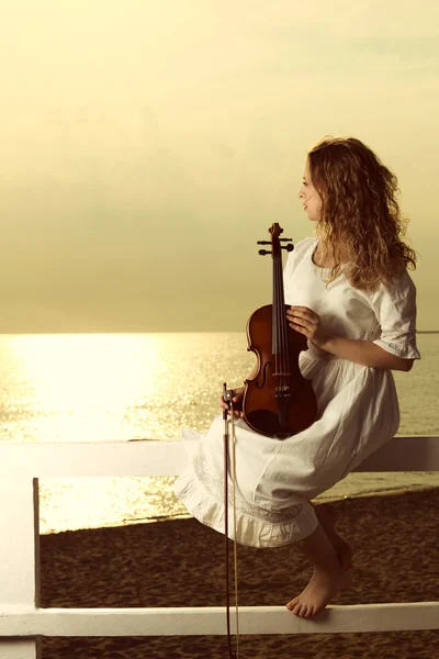 The blonde girl with a violin outdoor — Stock Photo, Image