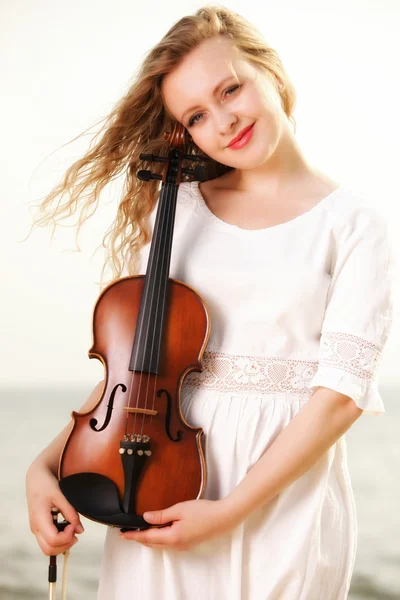 A menina loira com um violino ao ar livre — Fotografia de Stock