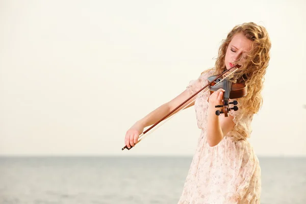 Blondýnka dívka s houslí venku — Stock fotografie