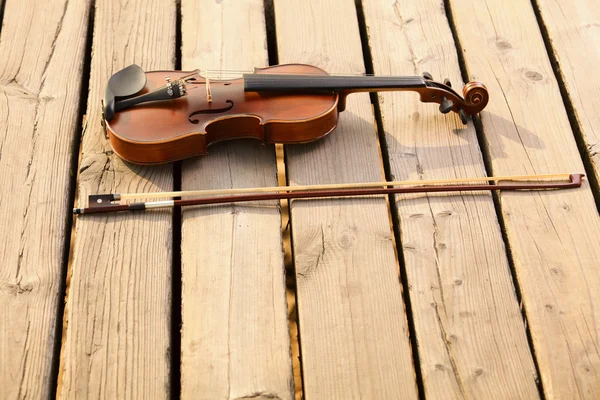 Violin on wooden pier. Music concept — Stock Photo, Image