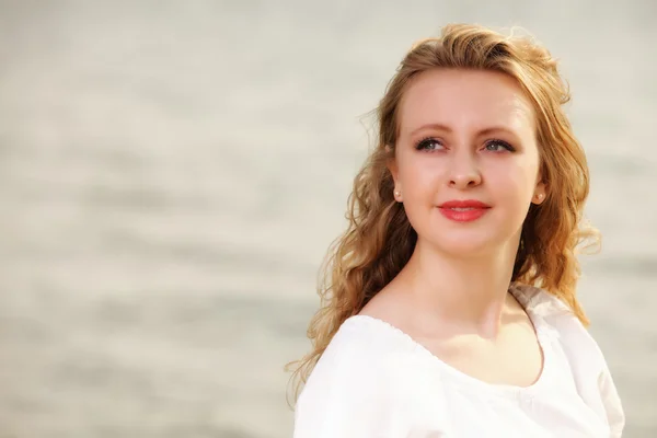 Joven mujer viento en pelo al aire libre — Foto de Stock