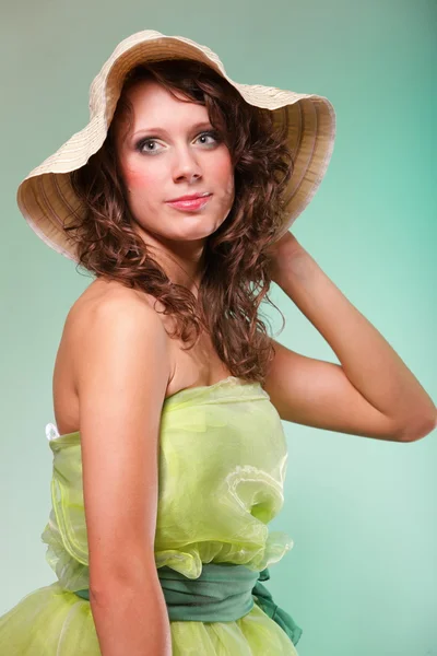 Hermoso retrato de mujer de primavera. concepto verde —  Fotos de Stock