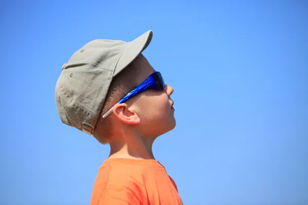 Bambino con occhiali da sole e cappuccio esterno — Foto Stock