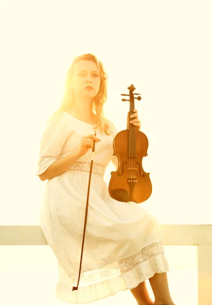 The blonde girl with a violin outdoor — Stock Photo, Image