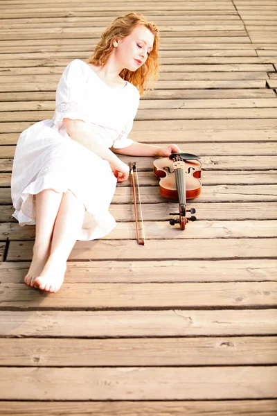 La fille blonde avec un violon en plein air — Photo