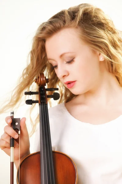 La ragazza bionda con un violino all'aperto — Foto Stock