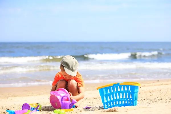 Garçon jouant des jouets sur la plage — Photo