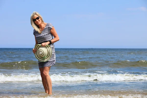 Зрелая женщина на пляже летний отдых — стоковое фото