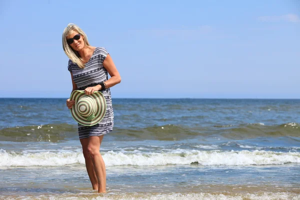 Volwassen vrouw op strand zomer vakantie — Stockfoto