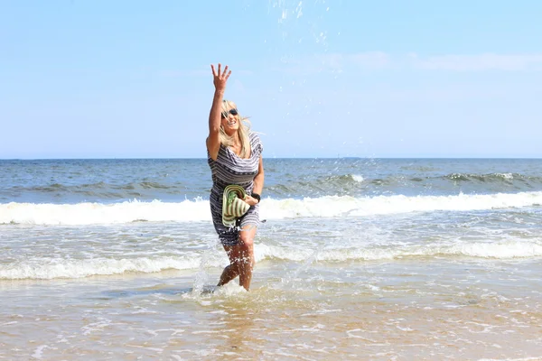Dojrzała kobieta na plaży wakacje — Zdjęcie stockowe