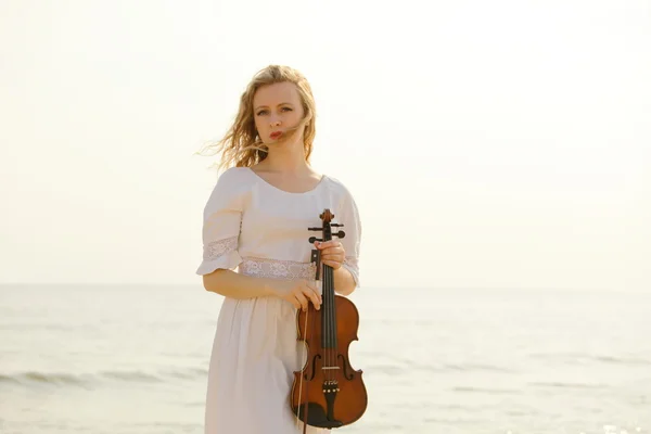Das blonde Mädchen mit einer Geige im Freien — Stockfoto