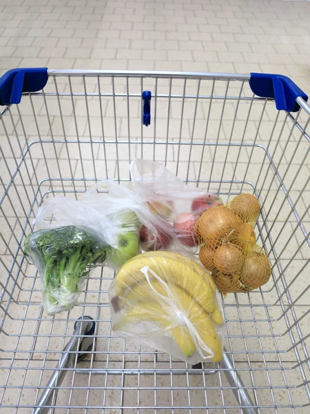 Carrito de compras con comestibles en el supermercado —  Fotos de Stock